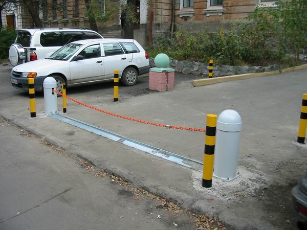 Цепной барьер на ул. Дальзаводская. Длинна 4 метра. Производство компании "CAME".