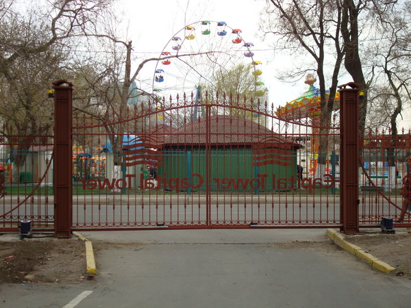Ворота консольные. Ширина проезда 6 метров. Установлены на ул. Батарейной 1в  г.Владивостоке.