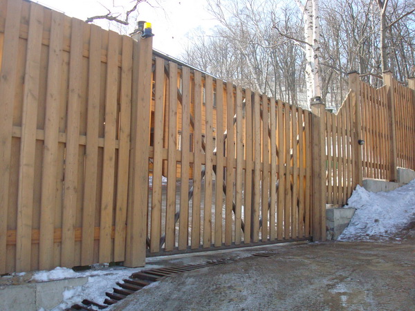 Ворота консольные. Ширина проезда 4 метра. Установлены на одном из коттеджей в  пригороде г.Владивостока.
